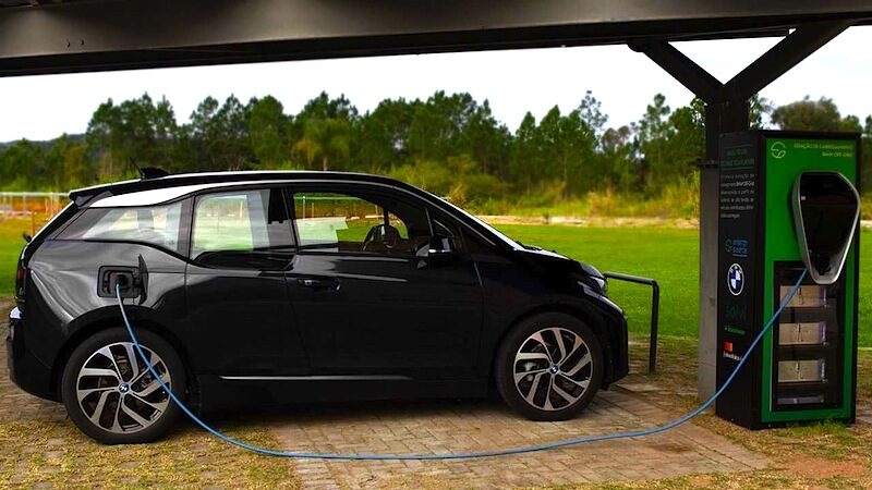 BMW desenvolve recarga de veículos elétricos com energia solar