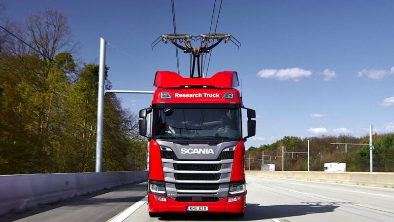 Caminhões Scania fazem testes em estrada eletrificada no Reino Unido